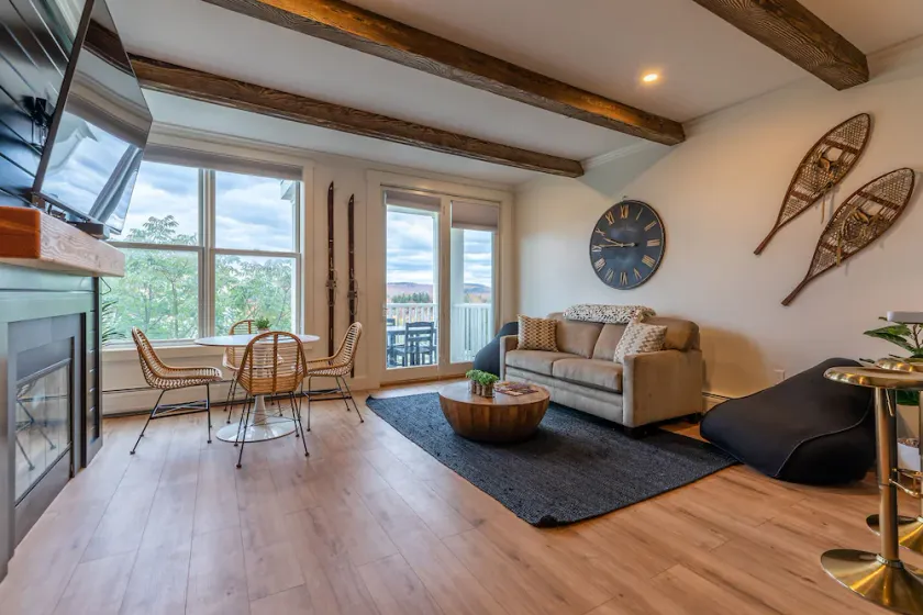 Sunrise at Stratton by Sunapee Stays - walk to lifts | pool | hot tub - Image 1