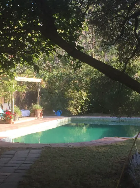 Fantastisk privat have og pool, rummelig villa beliggende omkring smuk gårdhave - Image 1