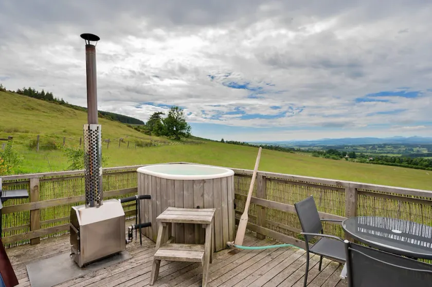 Chalet With Gleneagles Views, hot Tub, No Deposit - Image 1