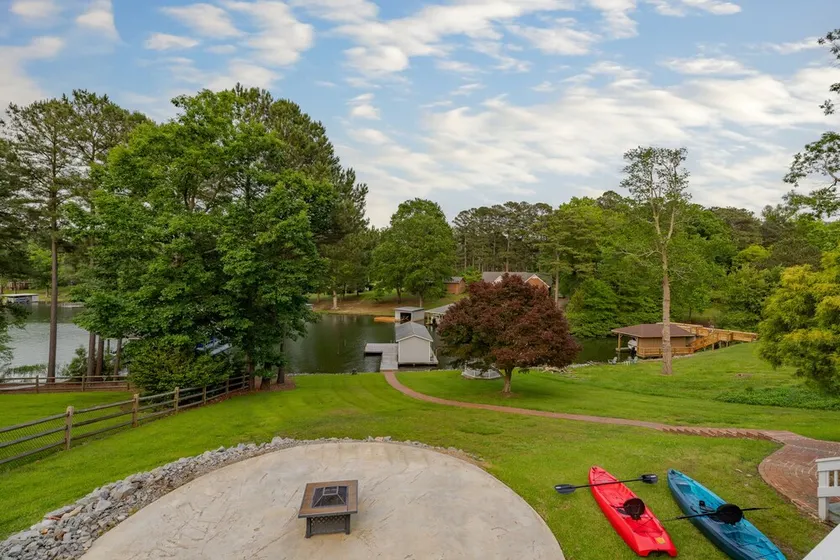 All the comforts of home in a gorgeous, relaxing lakefront home - Image 1