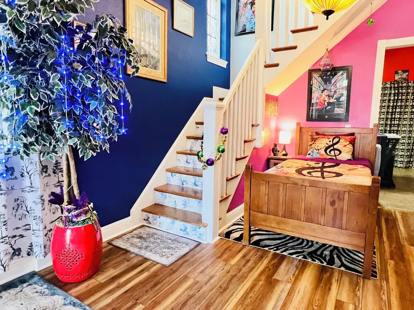Unique, colorful, fun MidCity home with high ceilings, steps from the top cafés. - Image 1