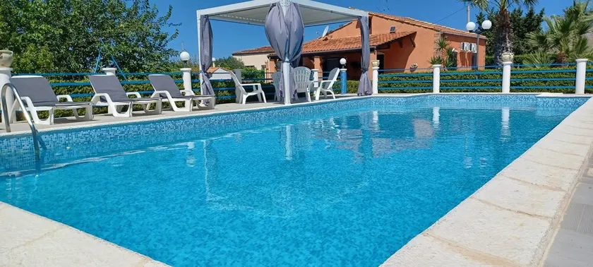 KOSTENLOSES WI-FI. ELEGANTE UNABHÄNGIGE VILLA MIT PRIVATEM POOL UMGEBEN VON GRÜN - Image 1