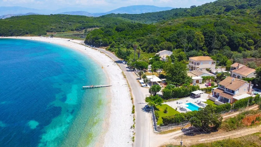 Belle villa en bord de mer, à quelques pas de la mer cristalline. - Image 1