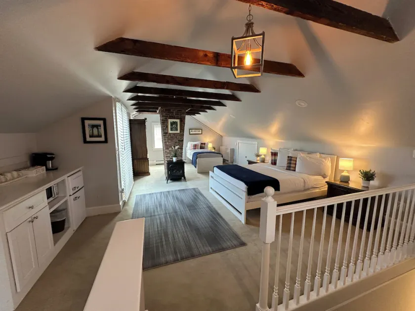 Unique 3rd Floor Loft 1 Queen Bed/ 1 Twin Bed/ 1 Bath/ Pullout Sofa/ Dog Friendly - Image 1