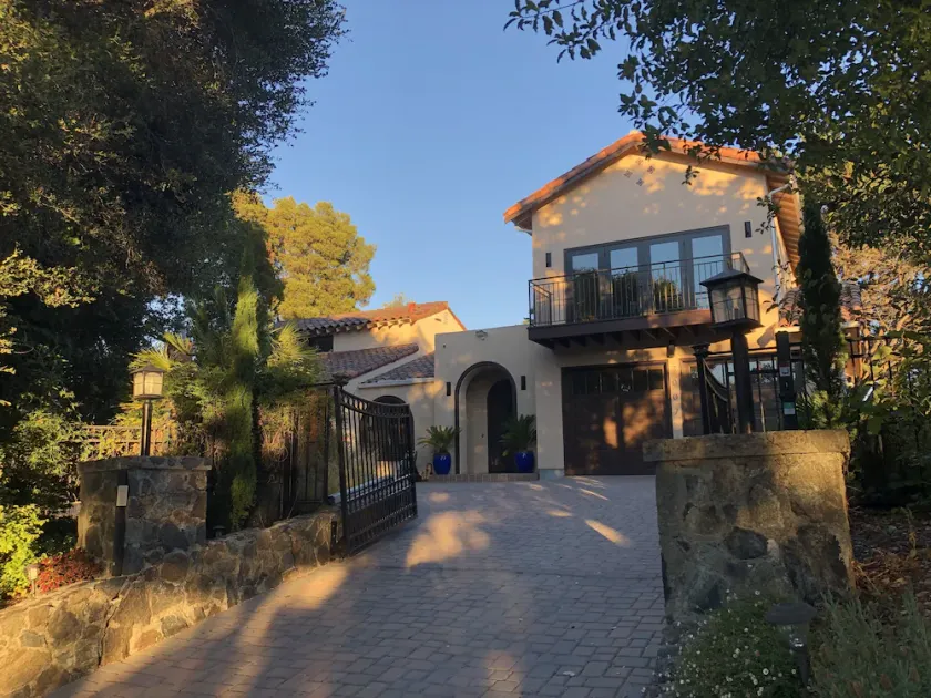 4-5 Bedroom 4-5 Bath Luxury Home with Pool, Spa, fenced yard. - Image 1