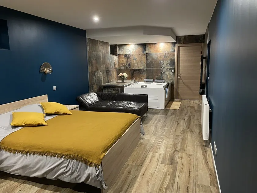 Romantic suite with whirlpool bath - Image 1