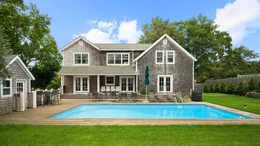 Sun-Filled Estate precis utanför East Hampton Village, avskild inställning w / Sprawling Backyard & Pool - Image 1