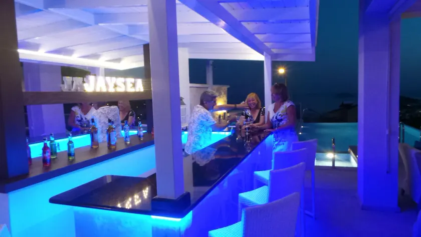 Moderne Villa mit 4 Schlafzimmern, fantastischem Meerblick, täglicher Reinigung, beheiztem Pool, 2 Bars - Image 1