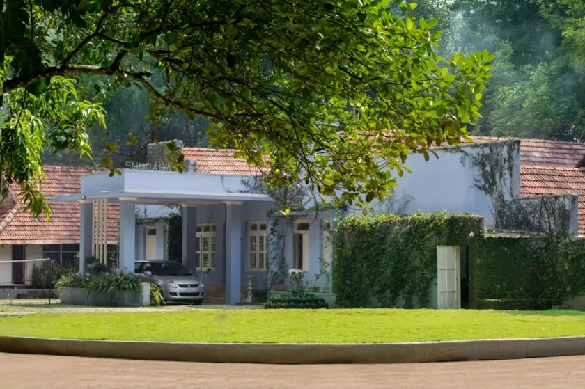 A private room in a century old Bungalow-steeped in history and nestled in woods - Image 1