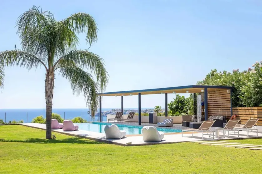 Spacious beach front Vila with 100 sqm infinity pool,  a basket ball court - Image 1