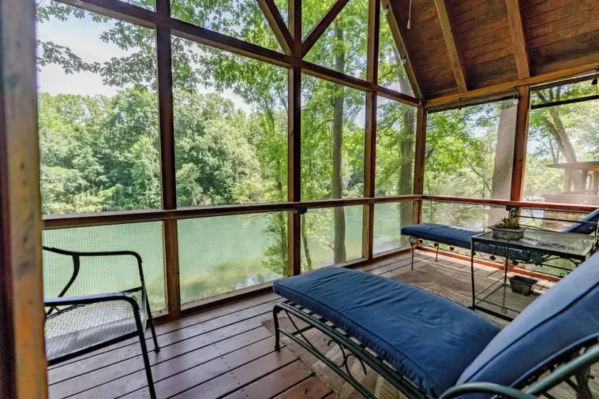 Flussufer-Hütte: Überdachte Veranda & Haustierfreundlich - Image 1