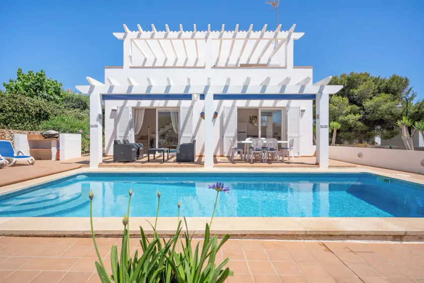 Freistehende moderne Familienvilla mit privatem Pool in ruhiger Lage in Strandnähe - Image 1