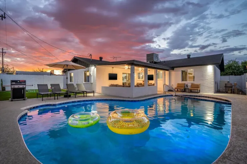 Haus mit 4 Schlafzimmern, Pool, Whirlpool, Putting Green und Spielhalle - Image 1