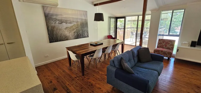 Comfortable air conditioned, pet friendly holiday home with large open... - Image 1