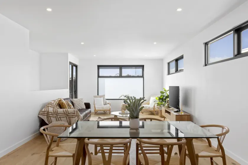 541 - 3 Bedroom Townhouse - Centrally Located- Free Parking - Free WIFI - Image 1