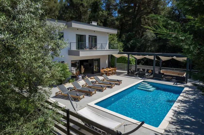 Luxury Villa Bosque with Pool - Image 1