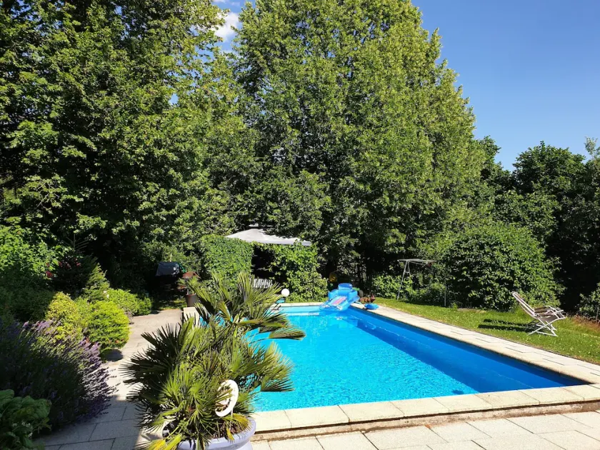 Tranquil Garden Apartment - Image 1