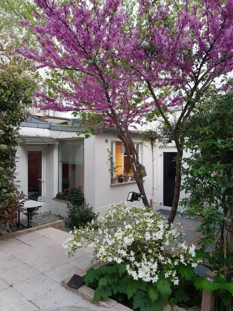 Design apartment on private garden in the heart of Batignolles. - Image 1