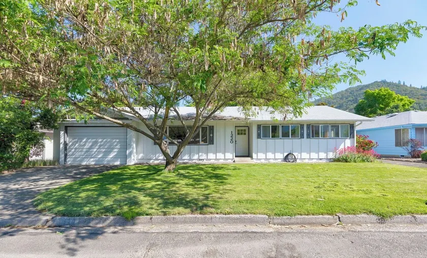 Mid Century Modern-5 min from I-5 - Image 1
