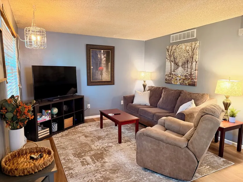 Great location duplex - Image 1