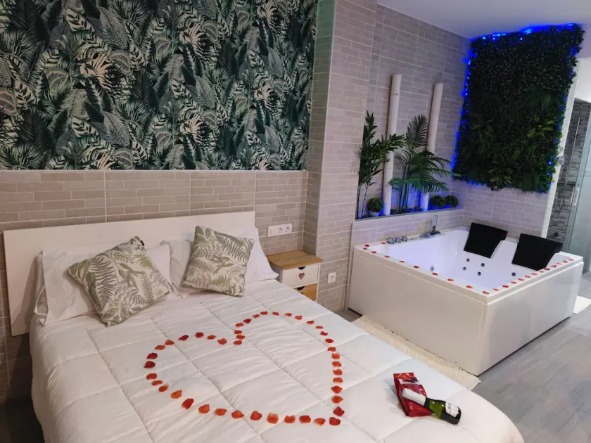 Beachfront apartment with private spa - Image 1