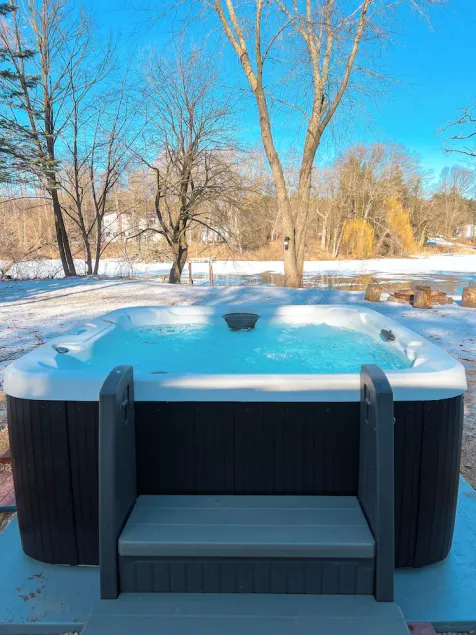 Easton Lake Retreat – Cozy Cottage & Hot Tub - Image 1