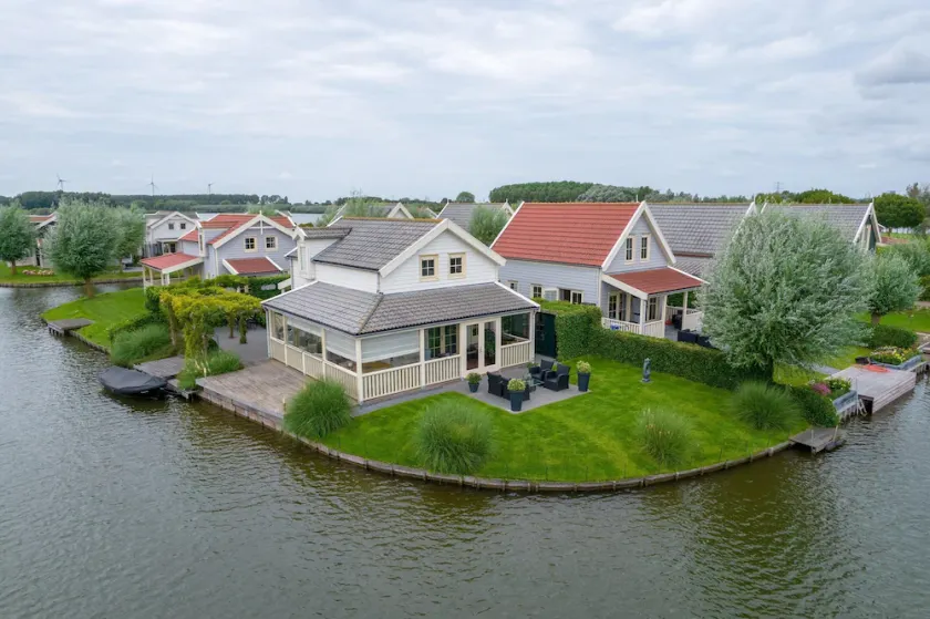 Spacious Holiday Home With Jetty - Image 1