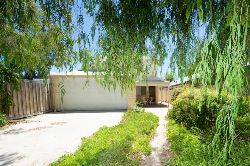 Close to beach and town in a quiet location. - Image 1
