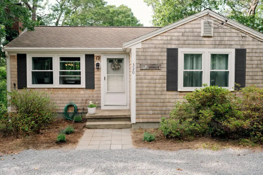 Charming Cape Cod cottage on Depot Pond & bike trail with pond access - Image 1