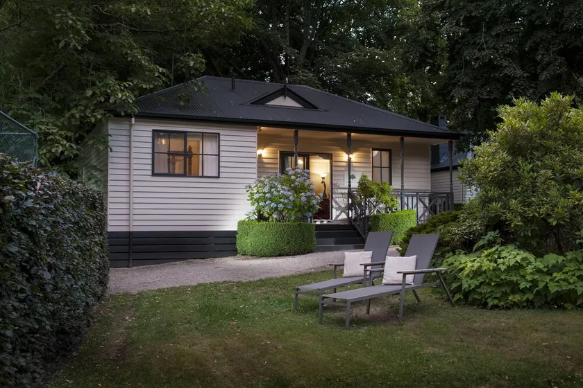 Keepers Cottage At Moulton Park Estate - Nestled amongst an extensive English inspired garden at the original Moulton Park Estate. - Image 1