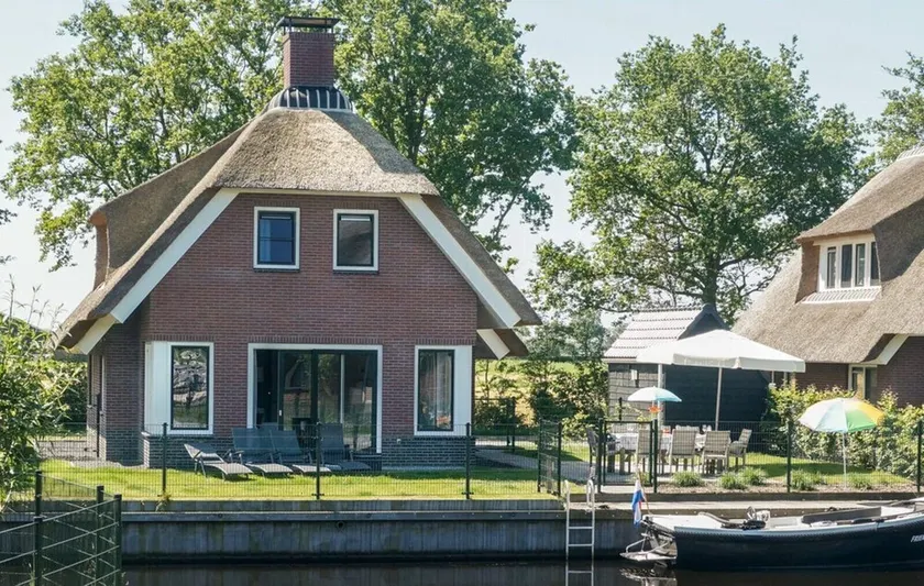 Freonskip is an 8 person child friendly water villa. - Image 1