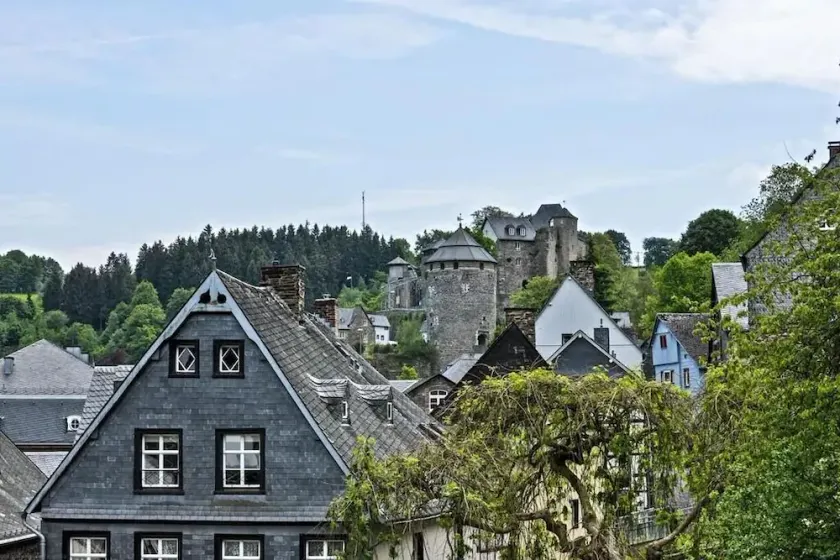 Elegant Vacation Home, Half-Timbered House, Boutique ThirtyFive, Sleeps 12, Wi-Fi, Satellite TV - Image 1