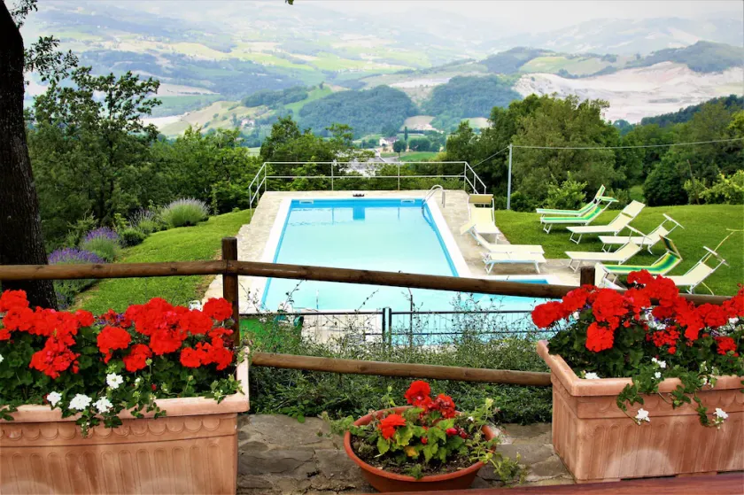 HOUSE WITH LARGE GARDEN AND PRIVATE POOL FOR FAMILIES - Image 1