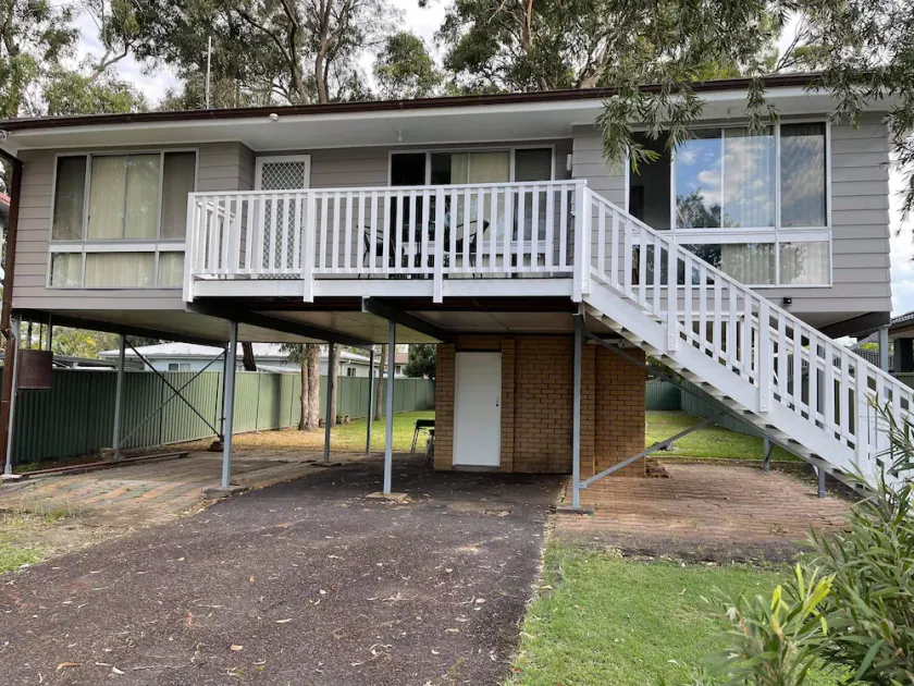 Beautiful Lake view cottage. Newly renovated. A few steps from lake - Image 1