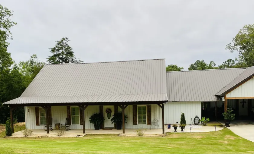4 bedroom home with a touch of country close to UA - Image 1