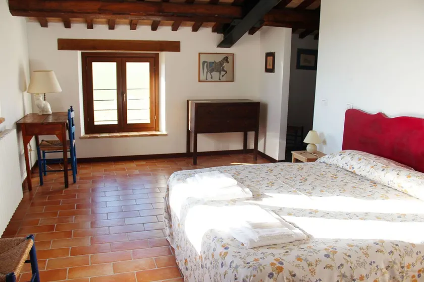Beautifully restored farmhouse in Montecassiano countryside - Image 1