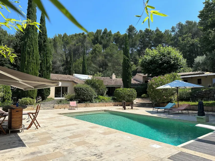 Sainte Victoire: 325 M² property with pool house set in 5 ha of woodland - Image 1