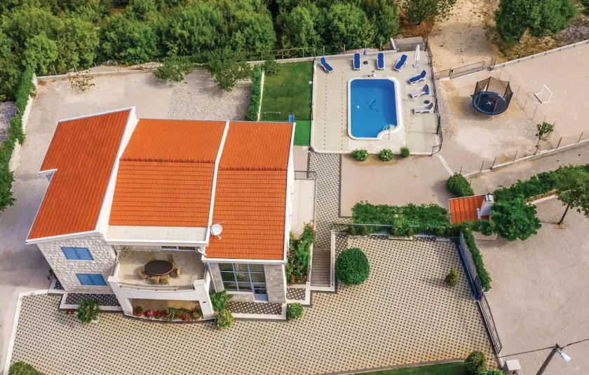 Lovely home in Duge Njive - Image 1