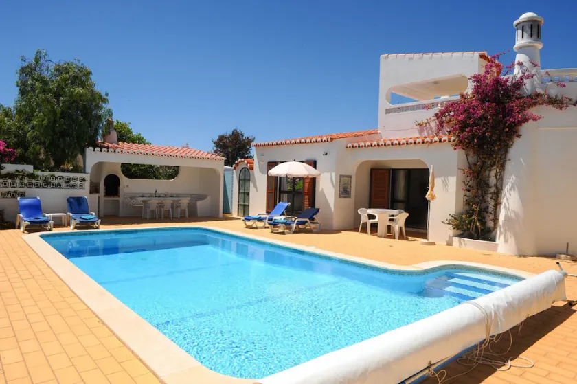 Villa mit beheiztem Pool, 10 Minuten zu Fuß zum Golfplatz und Strand, 5 Minuten Fahrt in die Stadt - Image 1