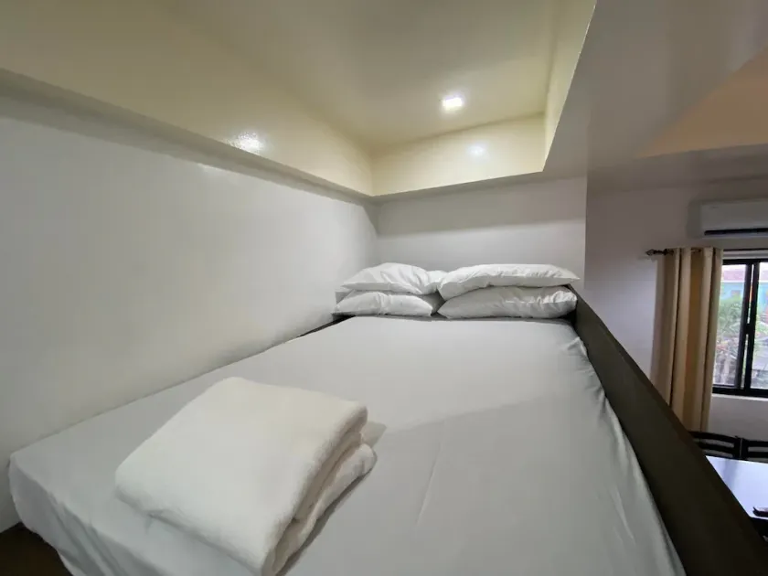 Modern Apartment with Balcony - Image 1
