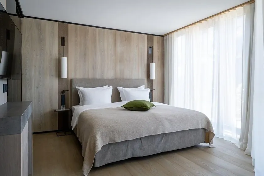 Deluxe double room with partial lake view - Image 1