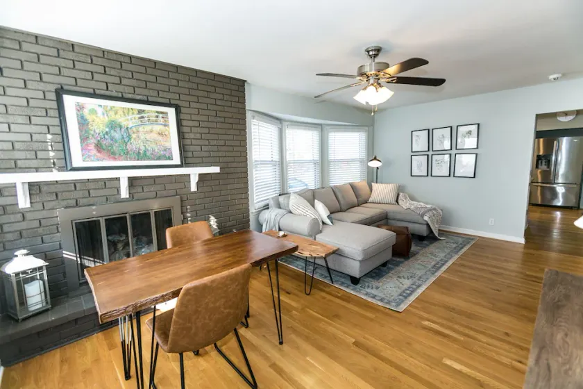 Safe Quiet Neighborhood! Clean and Cozy Family Friendly 2 bd w/ Large Deck! - Image 1