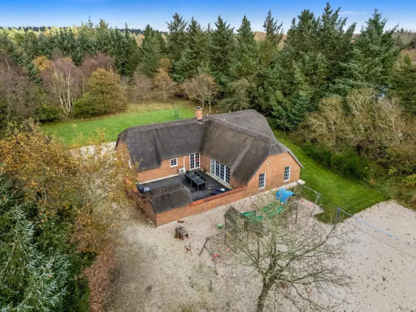 14 persons beautiful pool house on a 5000 square meter protected property - Image 1