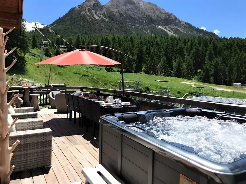16-PERSON CHALET SKI IN SKI OUT JACUZZI CINEMA ROOM BILLIARDS FOOSBALL - Image 1