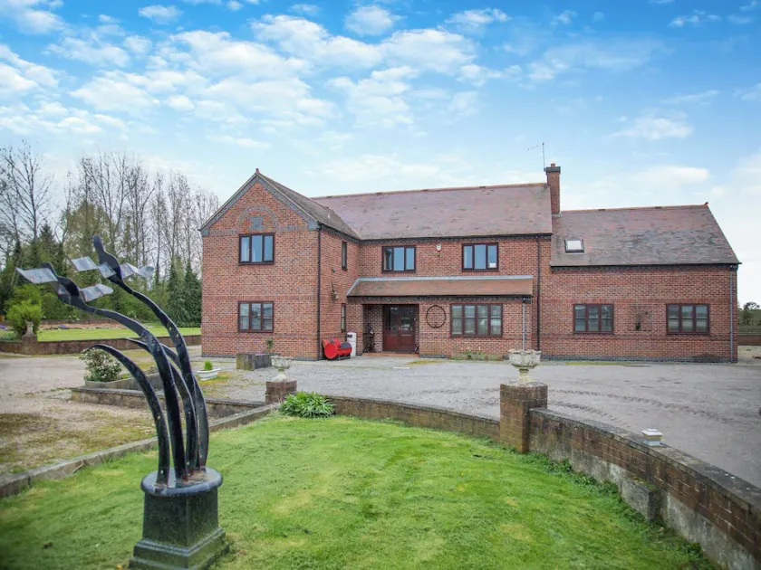 9 bedroom accommodation in Stenson, near Derby - Image 1