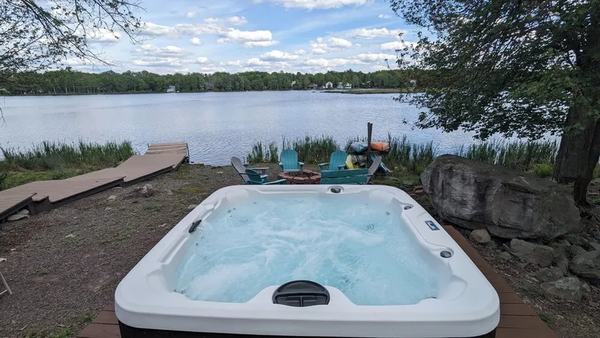 Nyligen renoverade Lakefront Chalet Underbar utsikt, 4 sovrum - Image 1