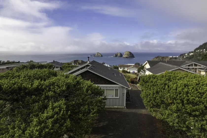 Erleben Sie Oceanside, Oregon von diesem Haus thront hoch über den Wellen! - Image 1