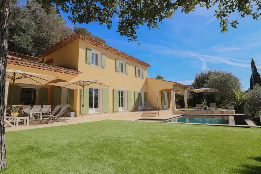 Villa Paisible avec Piscine à débordement, à 10' du Centre - Image 1