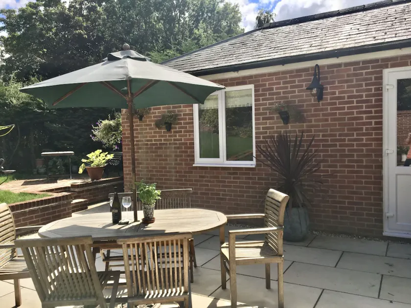 Charming 1-bedroom Apartment Near South Downs - Image 1