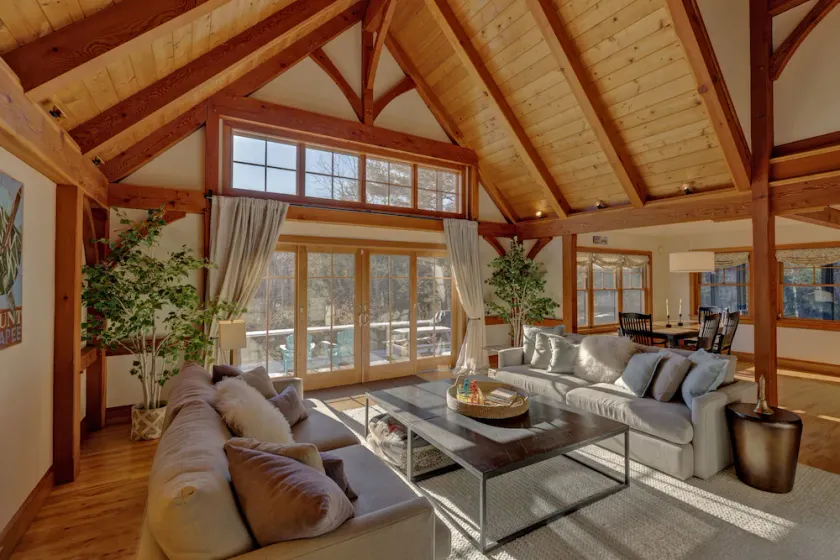 Upscale luxury 5 Bedroom Sunapee retreat 3 min from Lake and Mountain + Jacuzzi - Image 1